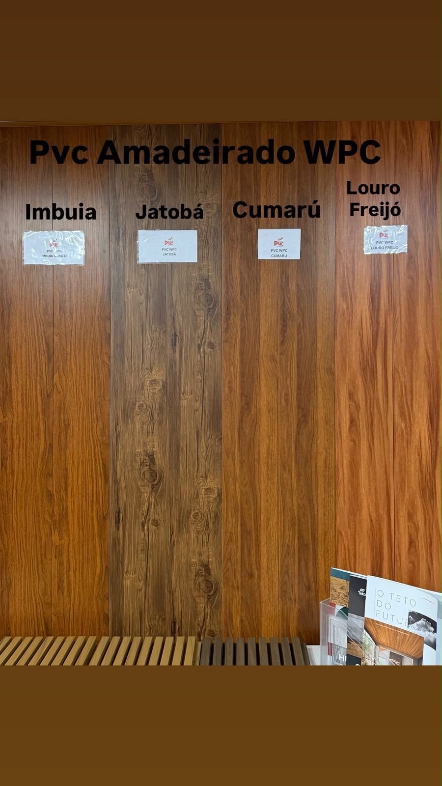 Amostras de PVC Amadeirado WPC aplicadas no showroom da Comercial PVC